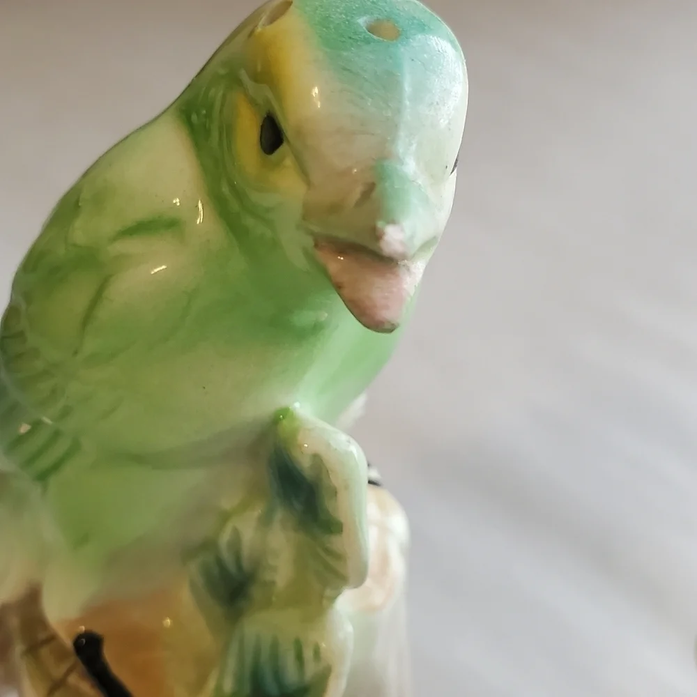 Vintage 1960s birds salt and pepper shakers. Green yellow
